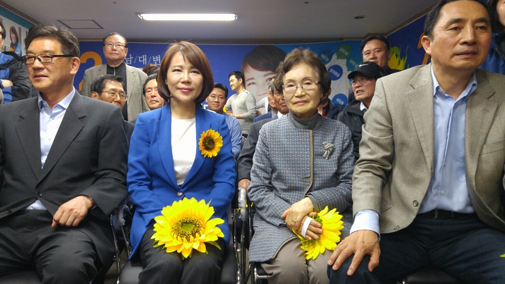 더불어민주당 전현희 당선인(왼쪽에서 두번째)이 어머니와 함께 수서동 자신의 선거사무실에서 개표방송을 보고 있다. 