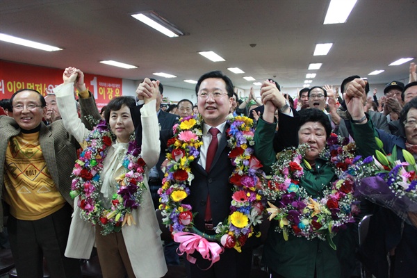 새누리당 이장우(대전 동구) 후보가 당선이 확정되자 지지자들과 함께 환호하고 있다.