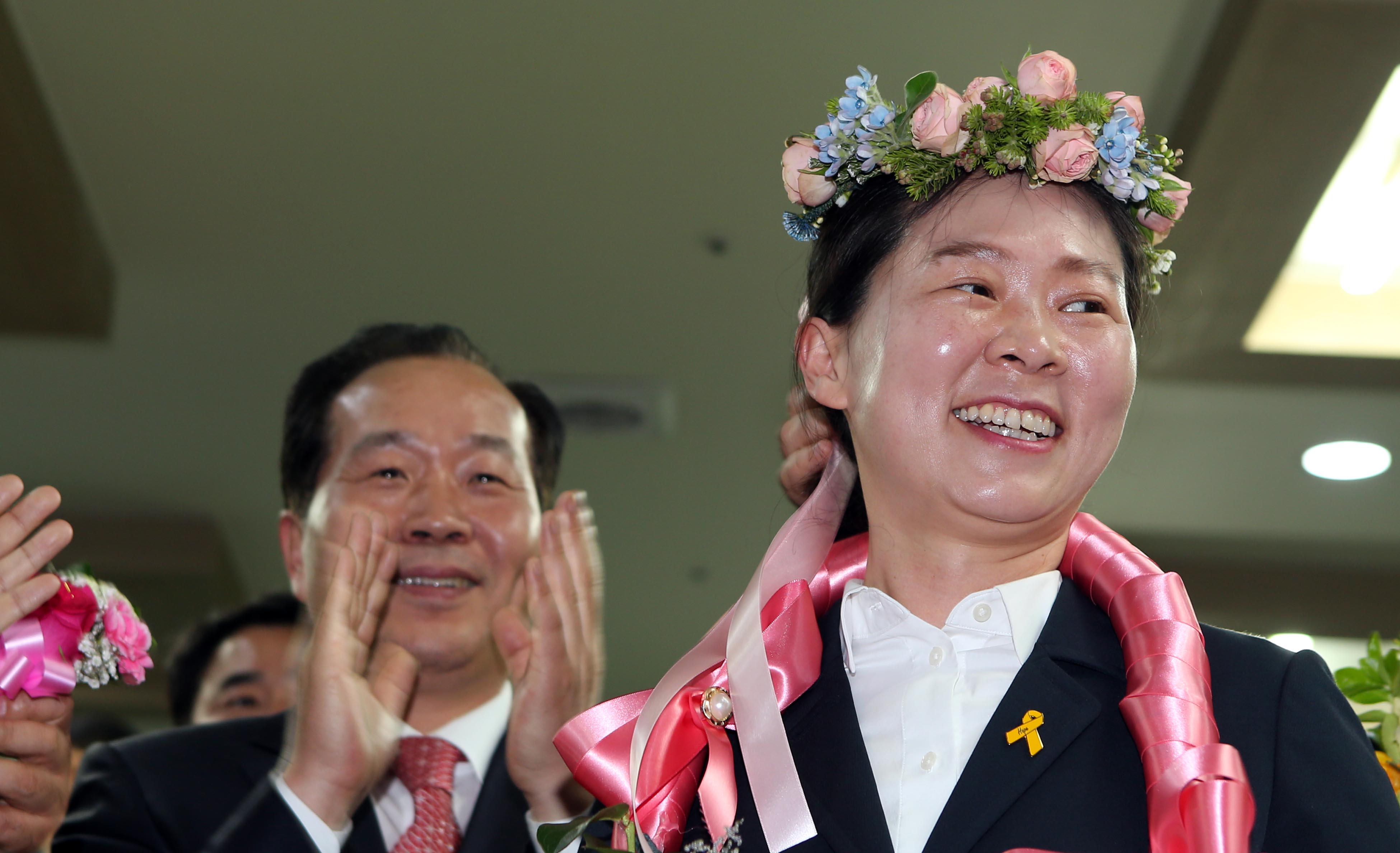 13일 오후 국민의당 광주 광산을 권은희 후보가 광산구 수완동 선거사무실에서 지지자들에게 꽃을 받고 기뻐하고 있다.
