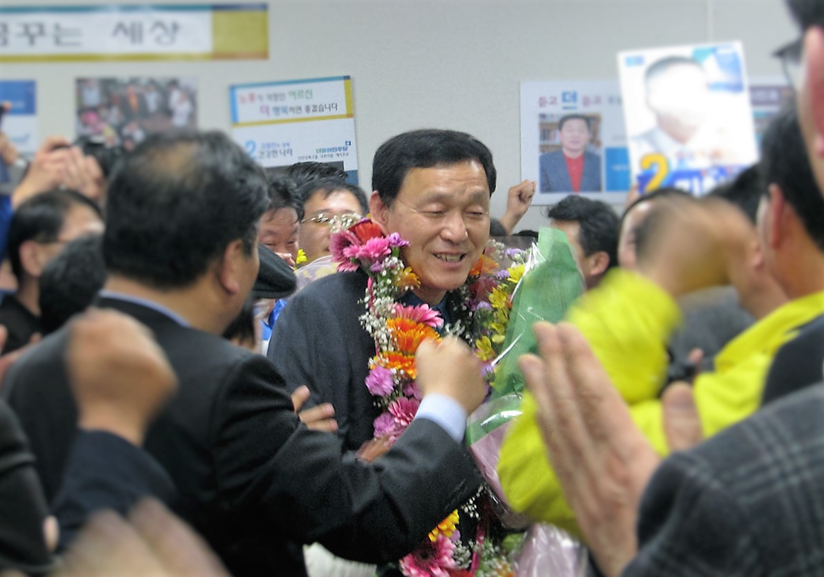 20대 총선 안산 상록을에서 당선된 더불어민주당 김철민 후보가 14일 새벽 지지자들의 축하를 받고 있다.