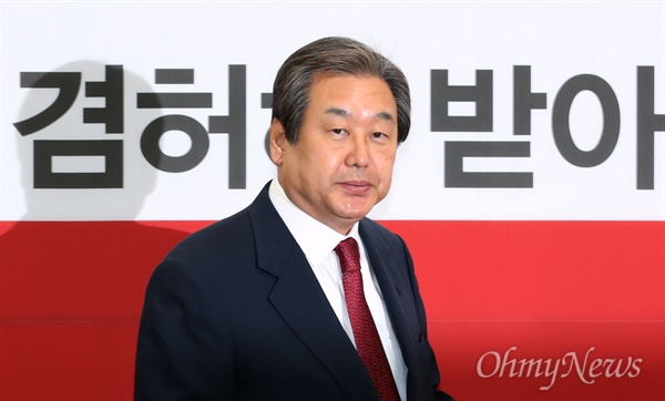 새누리당 김무성 대표가 14일 오전 국회에서 열린 중앙선대위 해단식에서 20대 총선 참패의 책임을 지고 대표직에서 물러나겠다고 밝혔다.