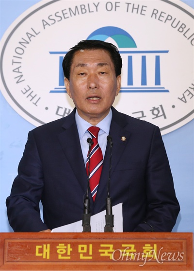 안상수 "조건없이 새누리당에 복당하겠다" 인천 중·동·강화·옹진에서 당선된 무소속 안상수 의원은 지난 14일 오전 국회에서 기자회견을 갖고 "조건 없이 새누리당에 복당하겠다"는 입장을 밝혔다. 