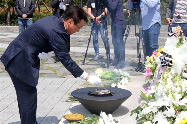 '양산을' 국회의원선거 서형수 당선인이 14일 고 노무현 전 대통령 묘역에 헌화분향하고 있다.