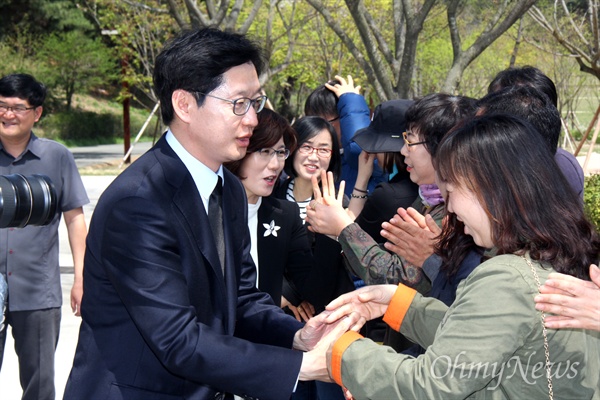 14일 고 노무현 전 대통령 묘역 참배를 위해 봉하마을을 찾은 '김해을' 국회의원선거 김경수 당선인 부부가 사람들과 축하 인사를 나누고 있다.