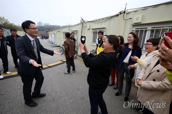  서울 은평갑에서 제20대 국회의원으로 당선된 '세월호 변호사' 박주민 당선인이 지난 14일 오전 당선 후 첫 일정으로 안산 화랑유원지내 세월호희생자 정부합동분향소를 방문했다. 세월호참사 희생자 유가족들이 박 당선인을 환영하고 있다.