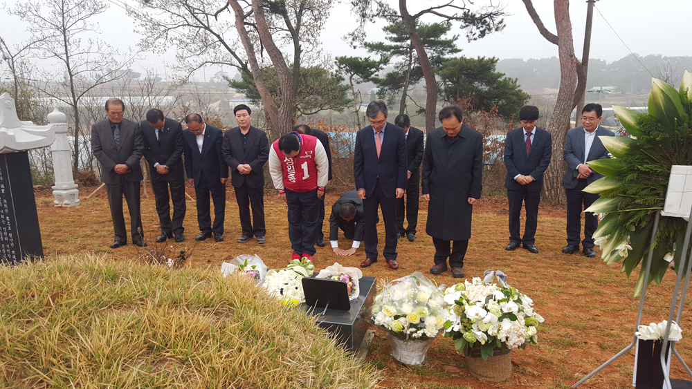 새누리당 성일종 당선자가 형제, 지지자들과 고 성완종 의원의 선영을 찾아 참배하고있다.