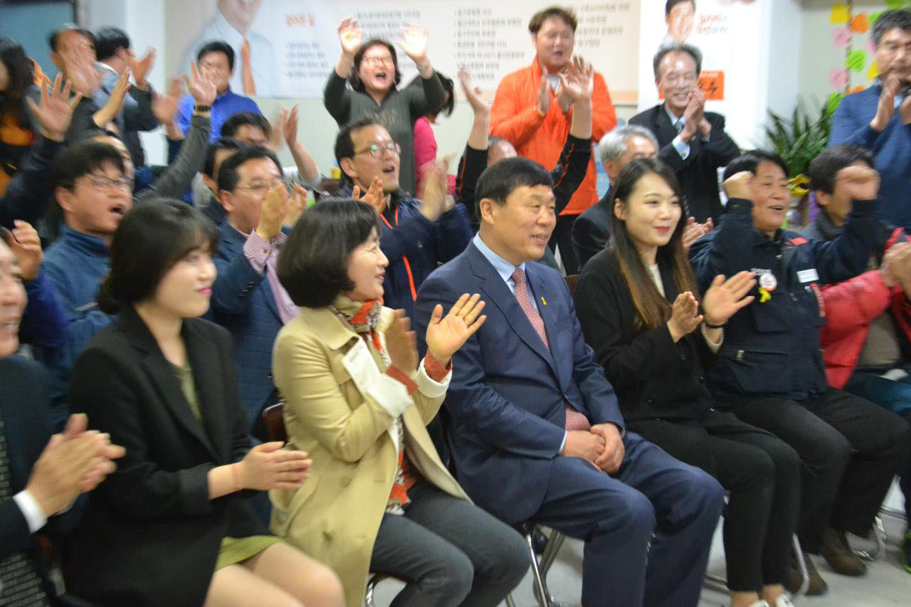  13일 오후, 울산 동구 전하동 선거사무소에서 방송사 개표방송을 지켜보던 울산 동구 무소속 김종훈 후보와 가족, 지지자들이 기뻐하고 있다