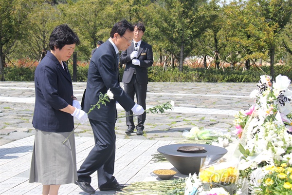 제20대 국회의원선거에서 당선한 무소속 이해찬 당선인(세종)이 부인 김정옥씨와 14일 오후 김해 봉하마을을 찾아 고 노무현 전 대통령 묘역을 참배하고 있다.