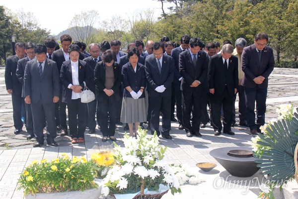 제20대 국회의원선거에서 당선한 무소속 이해찬 당선인(세종)이 부인 김정옥씨와 14일 오후 김해 봉하마을을 찾아 고 노무현 전 대통령 묘역을 참배하고 있다.