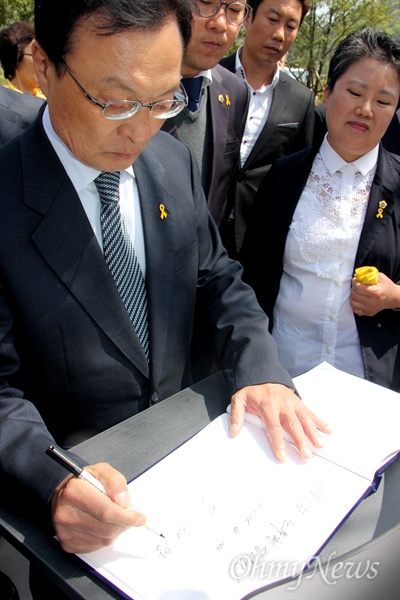 제20대 국회의원선거에서 당선한 무소속 이해찬 당선인(세종)이 14일 오후 김해 봉하마을을 찾아 고 노무현 전 대통령 묘역을 참배한 뒤 방명록에 서명하고 있다.