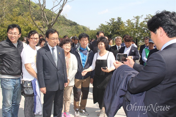  제20대 국회의원선거에서 당선한 무소속 이해찬 당선인(세종)이 14일 오후 김해 봉하마을을 찾아 고 노무현 전 대통령 묘역을 참배한 뒤 사람들과 사진을 찍고 있다.