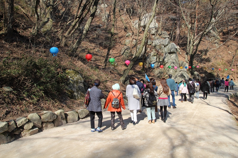 일본인 단체 관광객이 무리지어 지나간다. 
