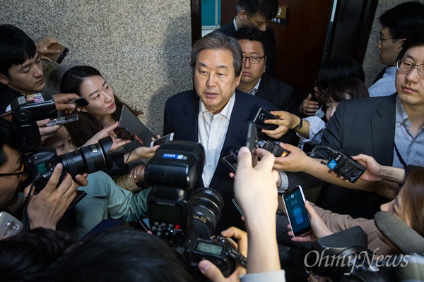 4.13 총선 패배의 책임을 지고 대표직에서 사퇴한 김무성 새누리당 대표가 14일 오전 국회 대표실을 나서며 기자들의 질문을 받고 있다. 