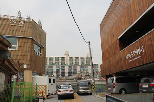 2013년 개관한 창작공방(왼쪽)과 2015년 개관한 숭의목공예센터 영향으로 숭의목공예마을 환경이 개선됐다.
