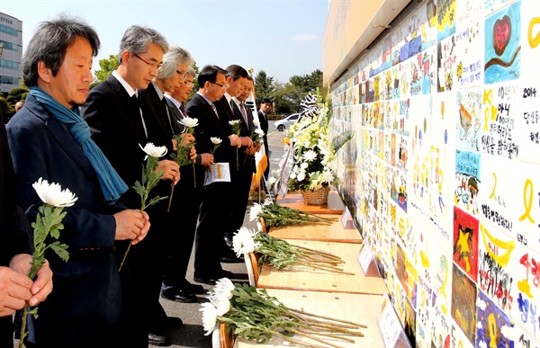 경남도교육청은 15일 오전 경남교육연수원 기억의벽 앞에서 '세월호 참사 2주기 추념식'을 열었다.
