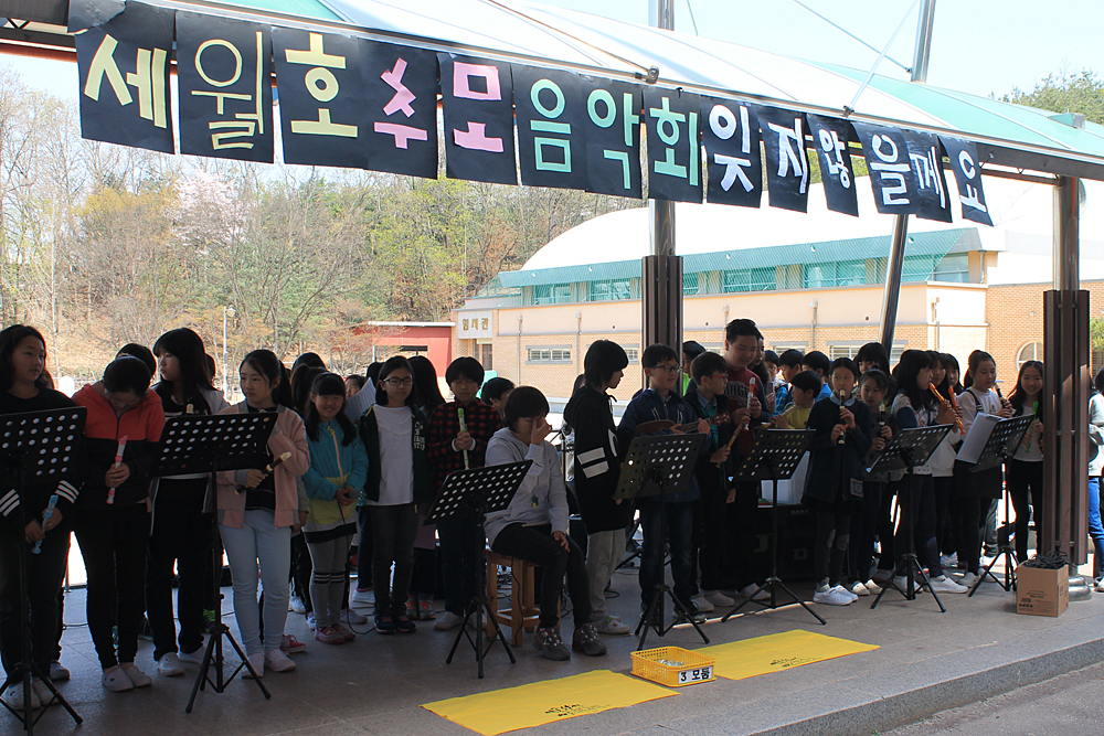 춘천 호반초. 4.16 세월호 참사 2주기를 하루 앞둔 15일, 학생들이 자율적으로 추모 음악회를 열고 있다.