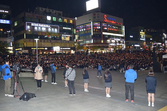  세월호 참사 2주기를 앞두고 안산고교학생회장단연합 주최로 15일 오후 안산문화광장에서 열린 'Remember 0416, 우리가 함께 기억합니다' 촛불문화제에서 학생들이 촛불을 들고 있다. 