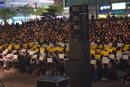  세월호 참사 2주기를 앞두고 안산고교학생회장단연합 주최로 15일 오후 안산문화광장에서 열린 'Remember 0416 우리가 함께 기억합니다' 촛불문화제에서 학생들이 카드섹션을 하고 있다. 