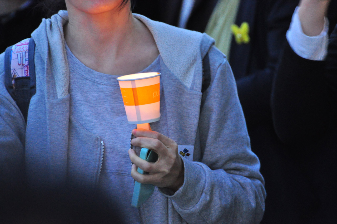 한 시민의 손에 들려있는 촛불