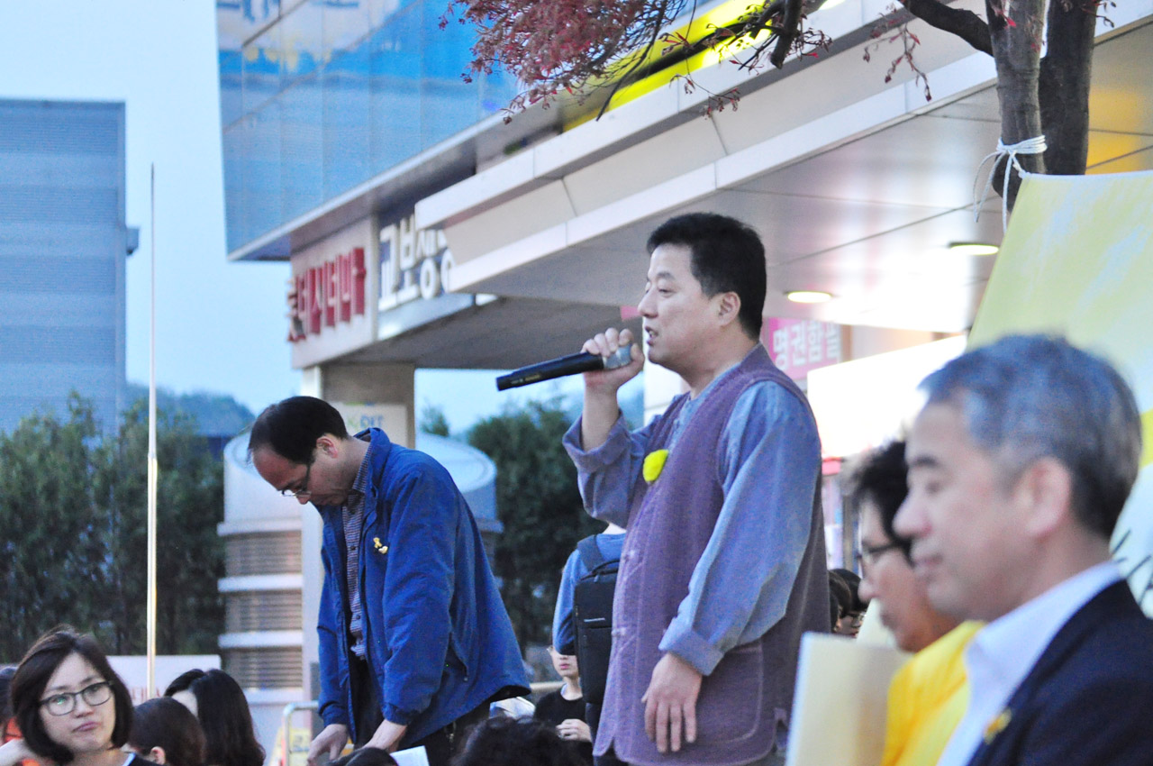 세월호 2주기 추모제 참석한 시민들에게 마무리 발언중인 김학덕 광주 교육포럼 대표