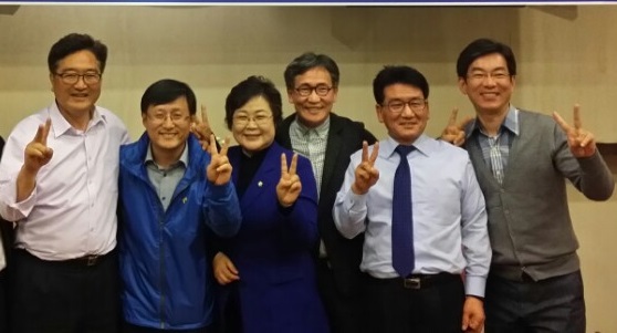 3선 우원식 당선자 좌로부터 노원을 우원식 당선자, 김성환 노원구청장, 김승애 노원구의회 의장, 김생환 서울시의원 등이 기념사진을 촬영했다.