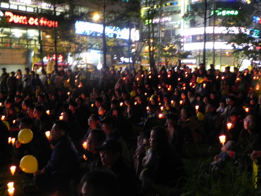 부산 북구 장미공원에는 300여명의 시민들이 모여 '세월호참사2주기 추모 문화제'를 가졌다.