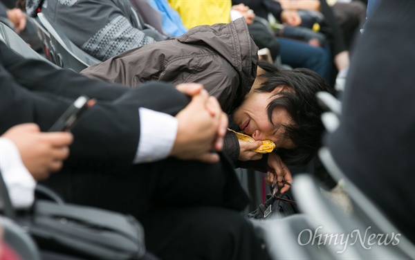  16일 오전 경기도 안산 세월호참사정부합동 분향소 앞에서 유가족, 시민, 국회의원 등이 참석해 세월호참사 2주기 기억식이 열리고 있다. 