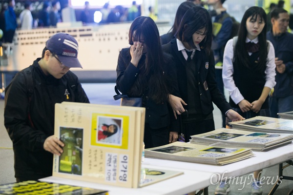  16일 오전 경기도 안산 세월호참사정부합동 분향소 앞에서 유가족, 시민, 국회의원 등이 참석해 세월호참사 2주기 기억식이 열리고 있다. 