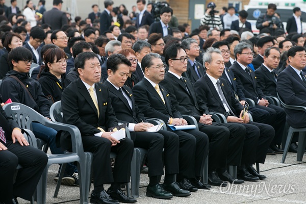  16일 오전 경기도 안산 세월호참사정부합동 분향소 앞에서 유가족, 시민, 국회의원 등이 참석해 세월호참사 2주기 기억식이 열리고 있다. 