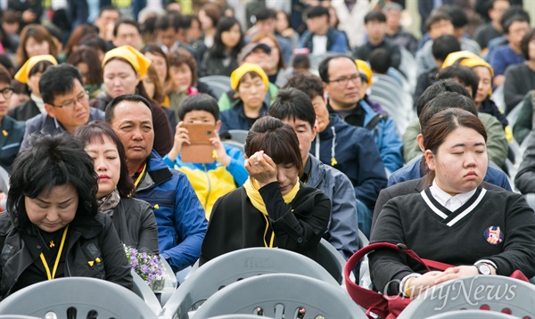  16일 오전 경기도 안산 세월호참사정부합동 분향소 앞에서 유가족, 시민, 국회의원 등이 참석해 세월호참사 2주기 기억식이 열리고 있다. 