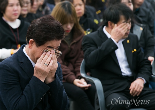  16일 오전 경기도 안산 세월호참사정부합동 분향소 앞에서 유가족, 시민, 국회의원 등이 참석해 세월호참사 2주기 기억식이 열렸다. 한 유가족이 눈물을 흘리고 있다. 