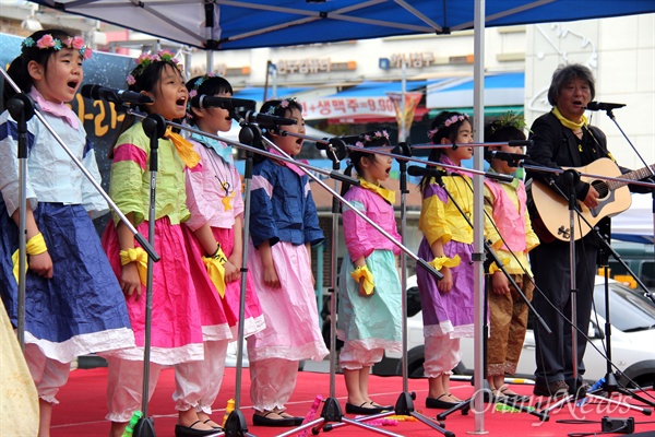 '우창수와 개똥이어린이예술단'이 16일 오후 창원 상남동 분수광장에서 열린 '세월호 참사 2주기 추모문화제'에서 노래를 부르고 있다.