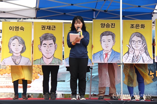 이효정(20) 씨가 16일 오후 창원 상남동 분수광장에서 열린 '세월호 참사 2주기 추모문화제'에서 편지를 낭독하고 있다.