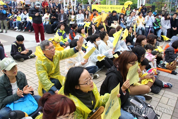  16일 오후 창원 상남동 분수광장에서 '세월호 참사 2주기 추모문화제'가 열렸다.