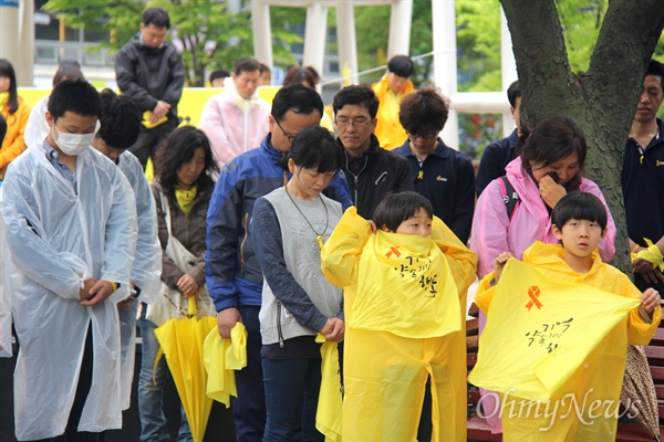  16일 오후 창원 상남동 분수광장에서 열린 '세월호 참사 2주기 추모문화제' 때 일부 참가자들이 묵념을 하며 눈물을 훔치기도 했다.