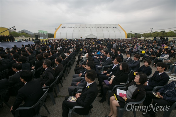  16일 오전 경기도 안산 세월호참사정부합동 분향소 앞에서 유가족, 시민, 국회의원 등이 참석해 세월호참사 2주기 기억식이 열리고 있다.