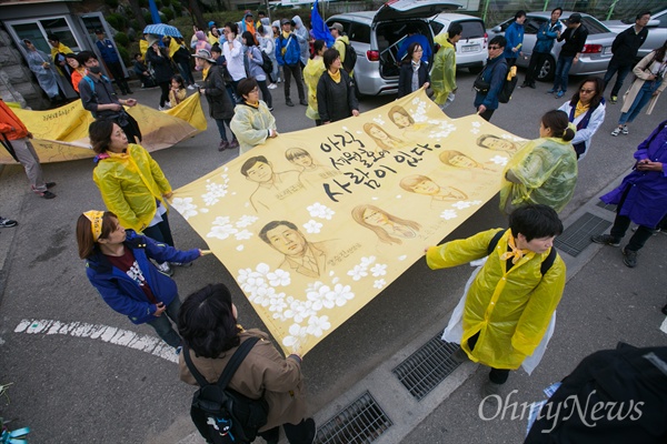  16일 오후 경기도 안산 세월호참사정부합동 분향소에서 출발해 단원고를 거쳐가는 세월호참사 2주기 추모행진 참석자들이 단원고 기억교실을 방문해 희생된 학생들의 자리를 살펴보고 있다. 