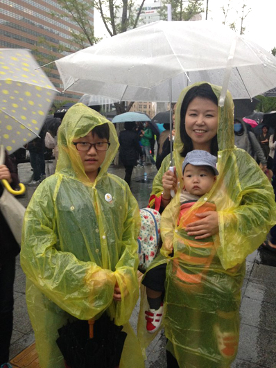 주부 박이나씨와 함께 서울 광화문 광장에 온 김영원군은 "내리는 비가 희생된 형과 누나들 눈물 같다"고 말했다.
