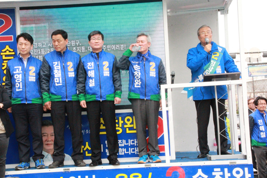 4.13총선 선거운동 첫 날인 3월 31일 오후 3시 더불어민주당 김종인 대표가 안산을 방문해 이 지역에 출마한 4명의 후보와 함께 지지를 호소했습니다.