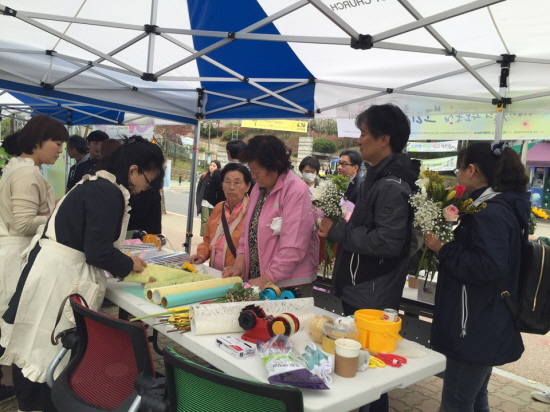  416 이웃들은 단원고 앞에 추모 꽃집을 열었다