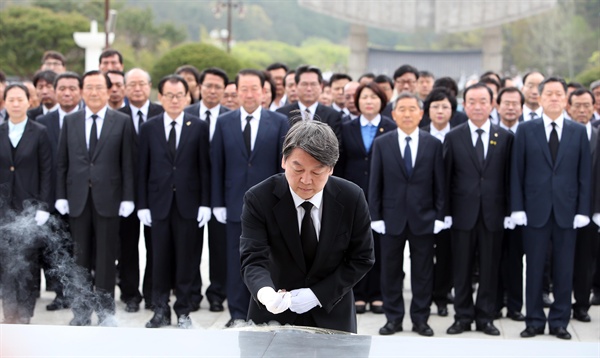 국민의당 안철수 대표가 17일 오전 광주 북구 운정동 국립 5·18민주묘지를 찾아 분향하고 있다.