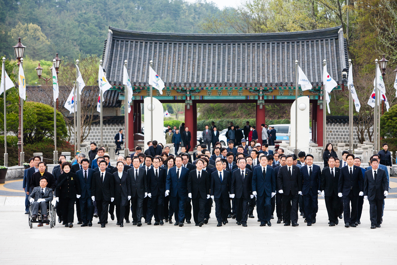  17일(일) 오전 안철수 국민의당 공동대표와 4.13총선 당선자, 당직자, 당원들이 국립518민주묘지를 찾아 5월 영령들께 참배했다