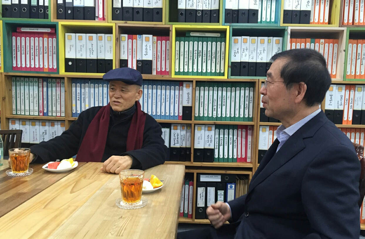 도올 김용옥 교수가 17일 서울시청에서 박원순 시장과 만나 얘기하고 있다.
