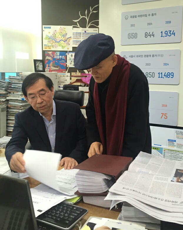 도올 김용옥이 17일 서울시청 시장 집무실에서 박원순 시장과 얘기를 나누고 있다.