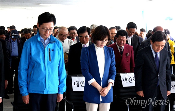 더불어민주당 김경수 국회의원선거 당선인(김해을)은 17일 오후 선거사무소에서 선거대책위 해단식을 가졌다.