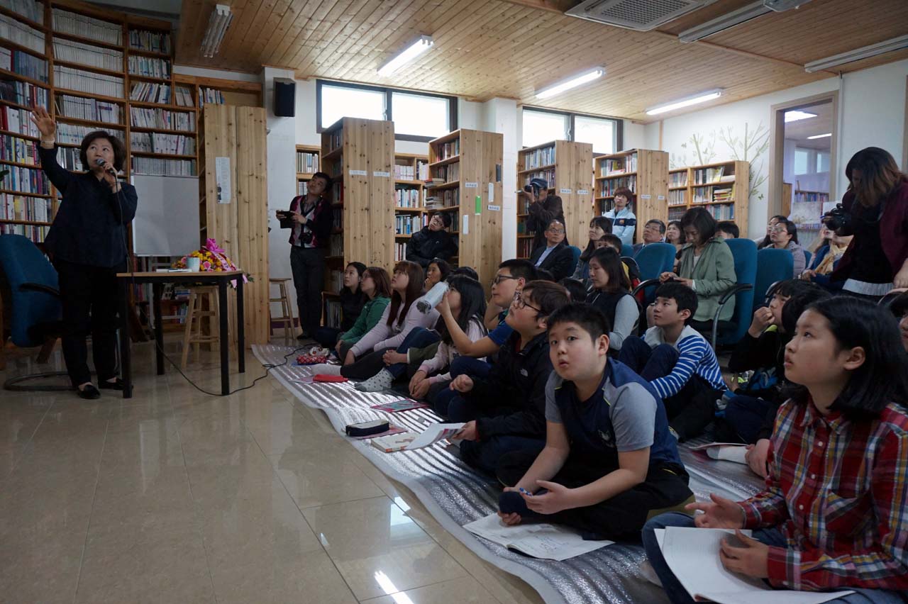 이날 황선미 작가와의 만남 행사에 홍동초 학생 20여 명이 참석했다.
