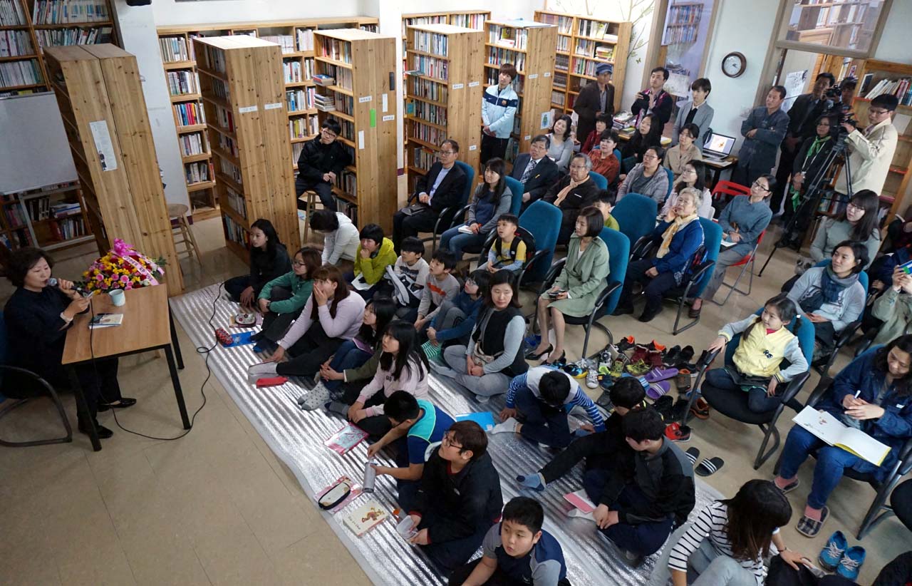 이날 행사가 열린 밝맑도서관에서 초등학교 학생을 비롯해 주민 등 60여 명이 자리를 가득 메웠다.