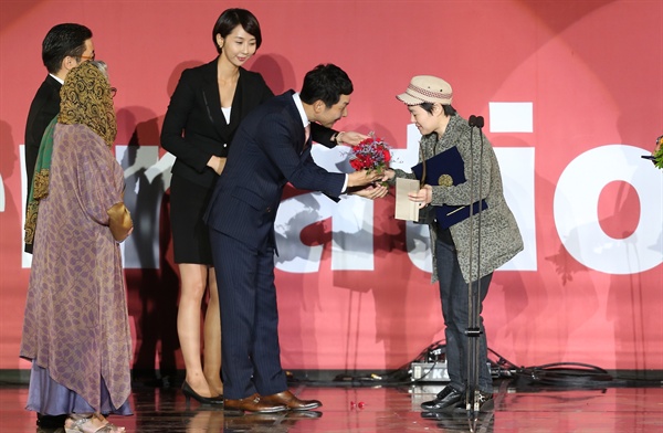  2013년 부산국제영화제에서 영화 <파스카>로 뉴커런츠 상을 받을 당시 모습.