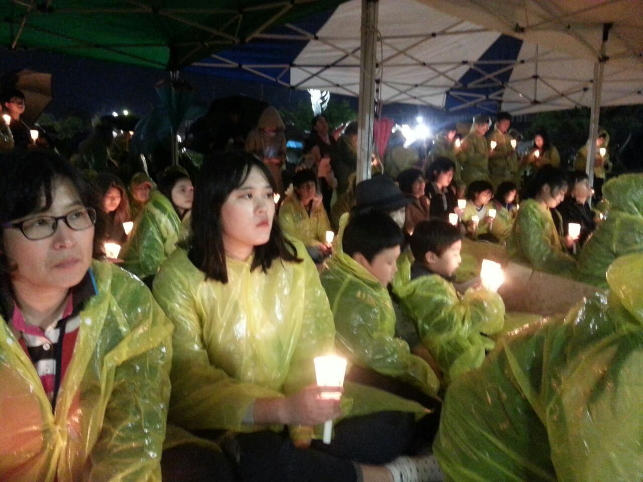 비가 오는 궂은 날임에도 200 여 명의 시민이 참석해서 촛불을 밝혀 들었다