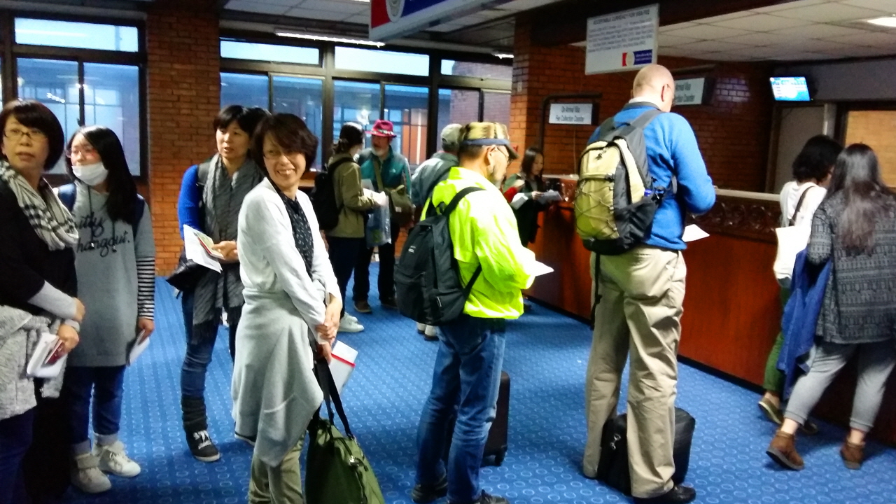 네팔 대지진 발생 후 1년이 된 카트만두에는 다시 관광객들이 모여들고 있다. 공항 출입국 관리사무소에서 비자발급을 받기 위해 줄을 서서 기다리고 있는 여행자들.